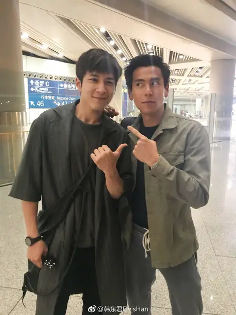Elvis Han Eddie Peng take a picture together