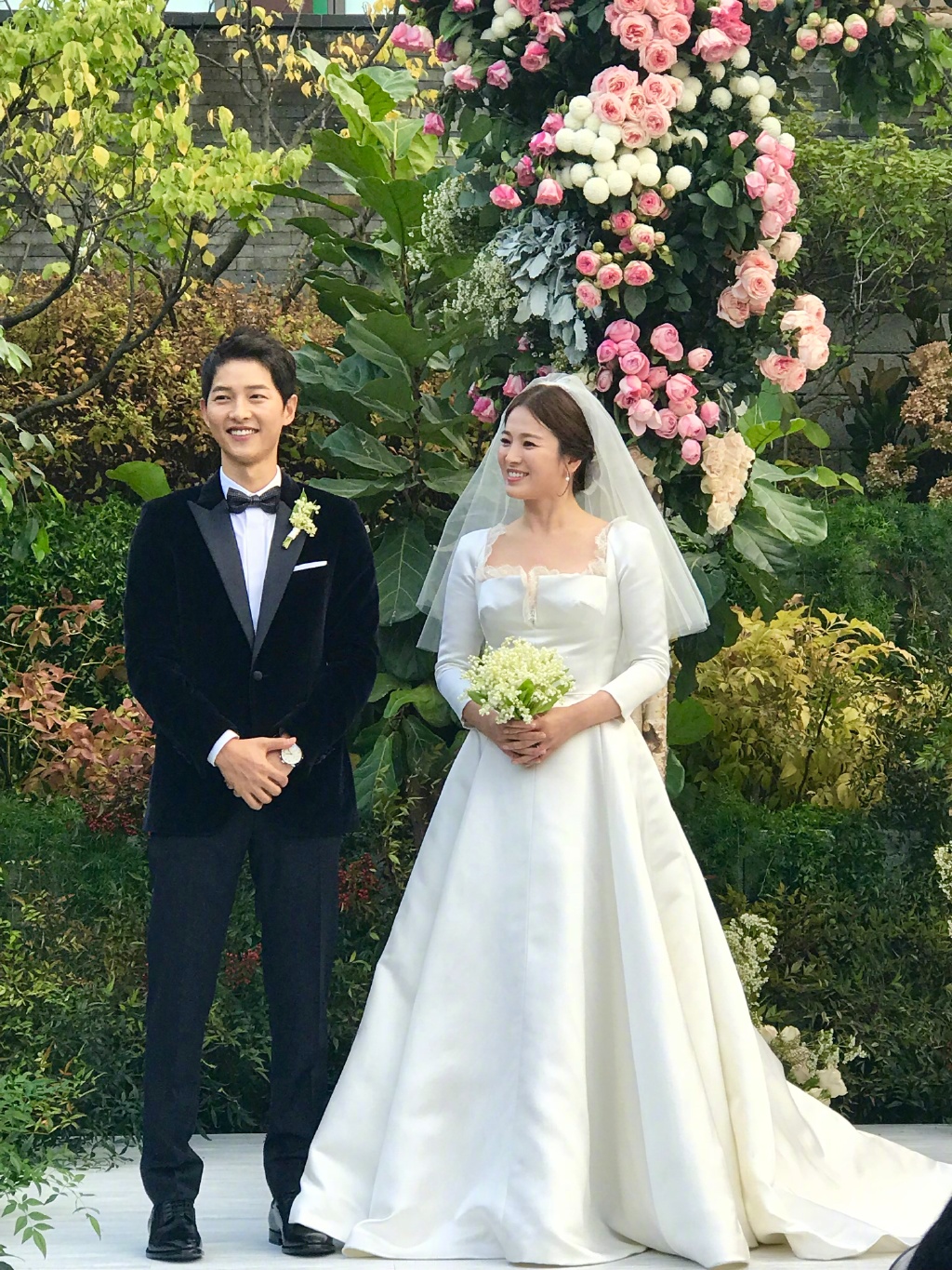 Descendants of the Sun' stars Song Joong-ki and Song Hye-kyo wed in Seoul