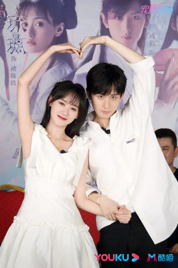 Cheng Yi And Yuan Bingyan Replicate Kiss From Love And Redemption On Livestream Dramapanda