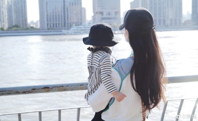 Tiffany Tang Yan with her daughter
