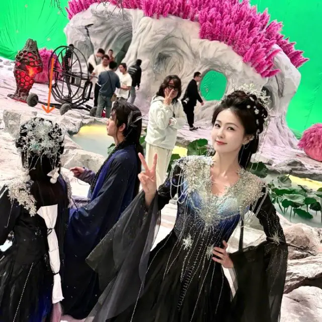  Bai Lu's stand-in on the left