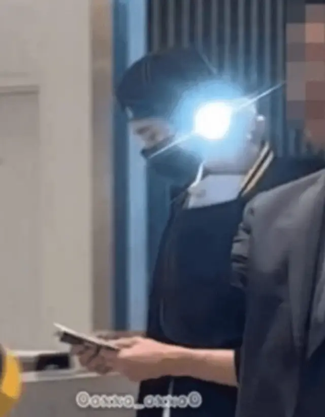 Byeon Woo Seok's Bodyguard flashing lights at civilians