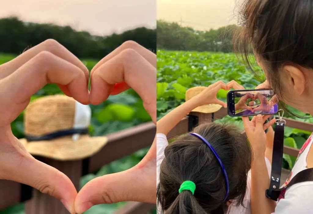Tang Wei with her daughter