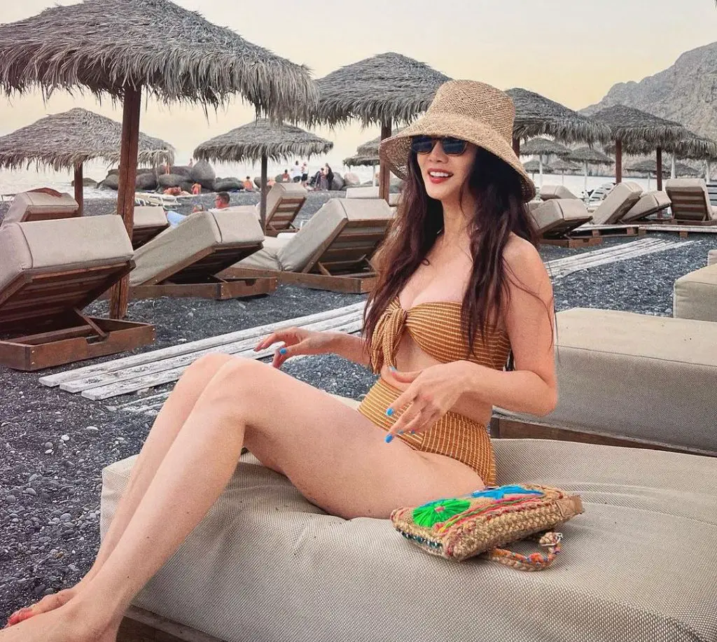 Joanne Tseng swimsuit photo while pregnant