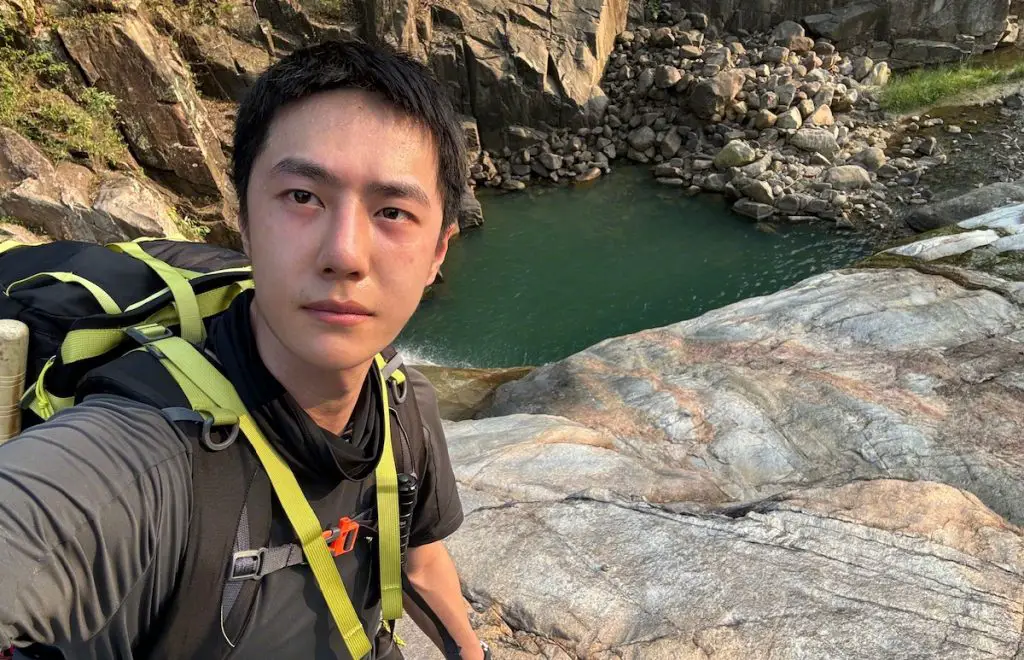 Wang Yibo Takes on Rainforest, Bitten by Three Leeches