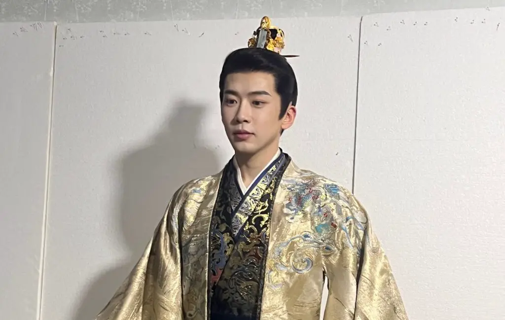 Fei Qiming Quickly Responds After Accusations of Adding Scenes for Him as Third Male Lead in Esther Yu's Drama