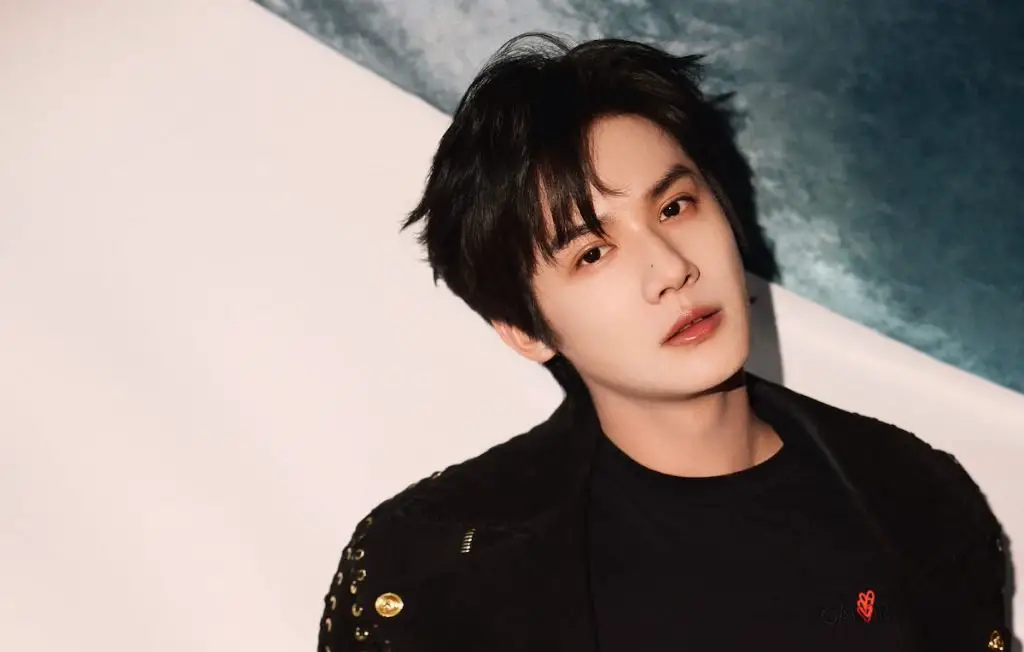 Zheng Yecheng Agency Shoots Down Rumors After Chen Siche’s Blind Item on Her Cheating Boyfriend