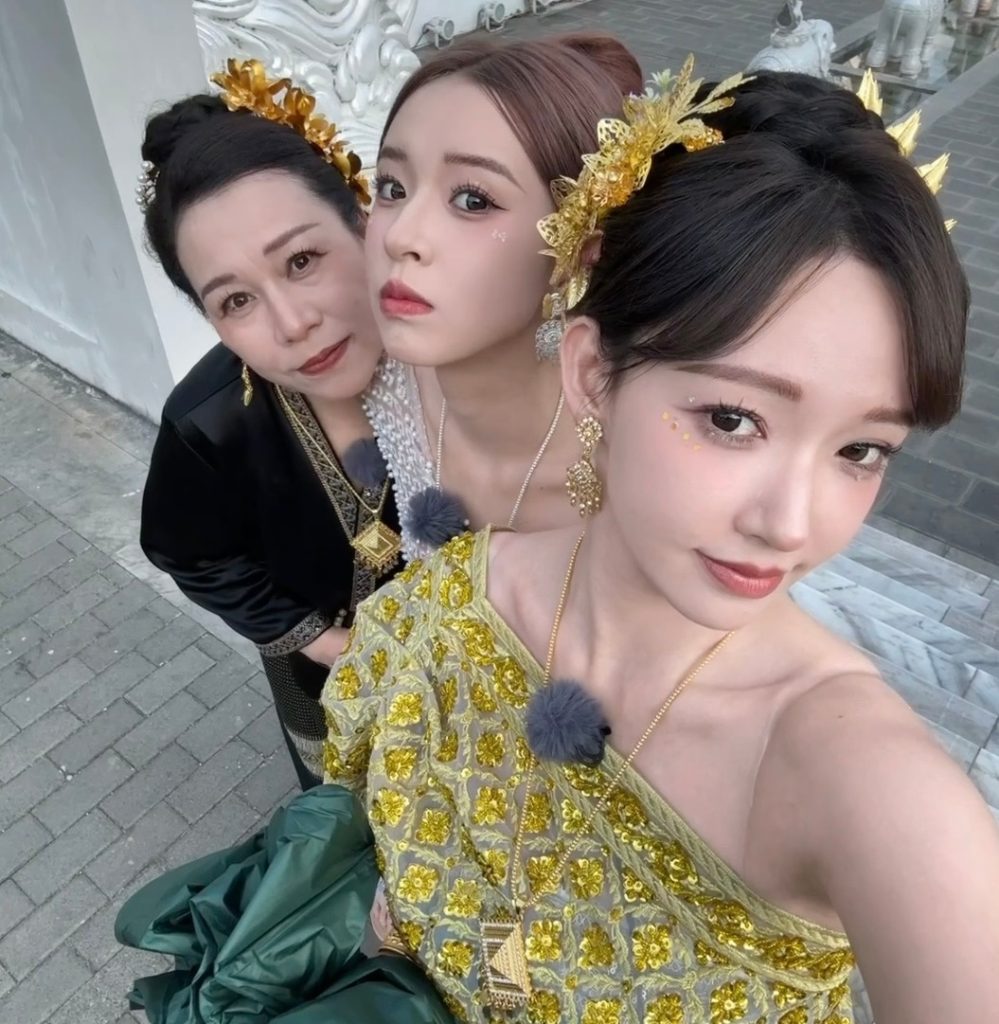 Chen Xiao with her mom and younger sister Cheng Chen