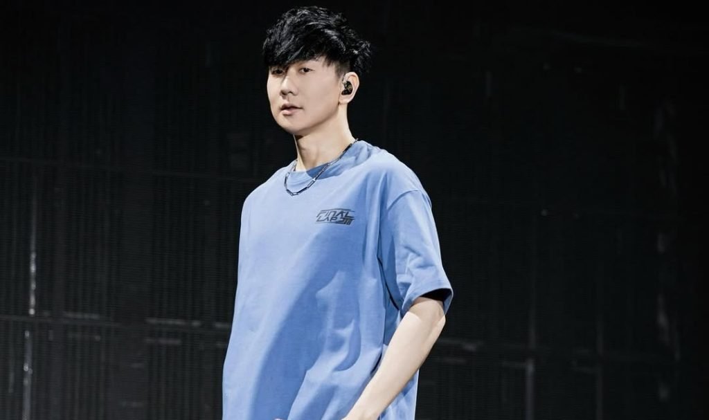 JJ Lin Reveals Heart Condition During Concert, Says He Relies on Medication
