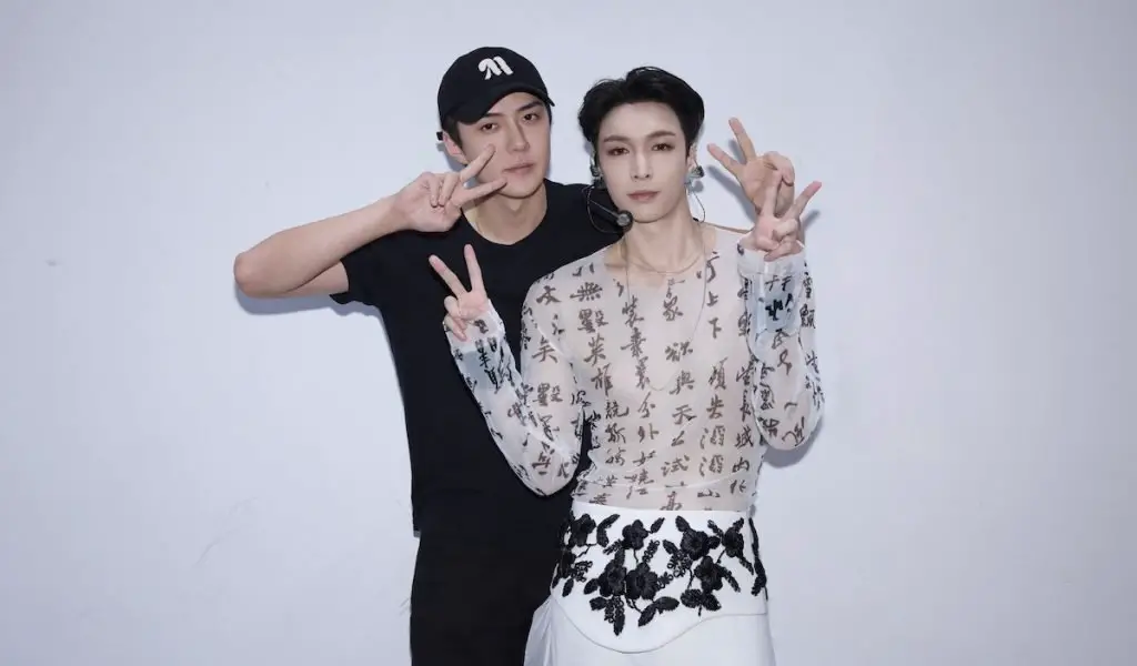 EXO Officially Posts Photo of Sehun and Lay Zhang Backstage at His Concert
