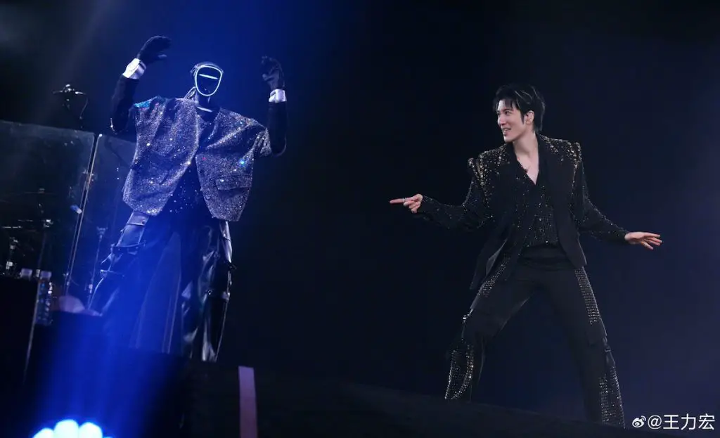 Wang Leehom Shares Viral Dance with His Robot Backup Dancers at China Concert