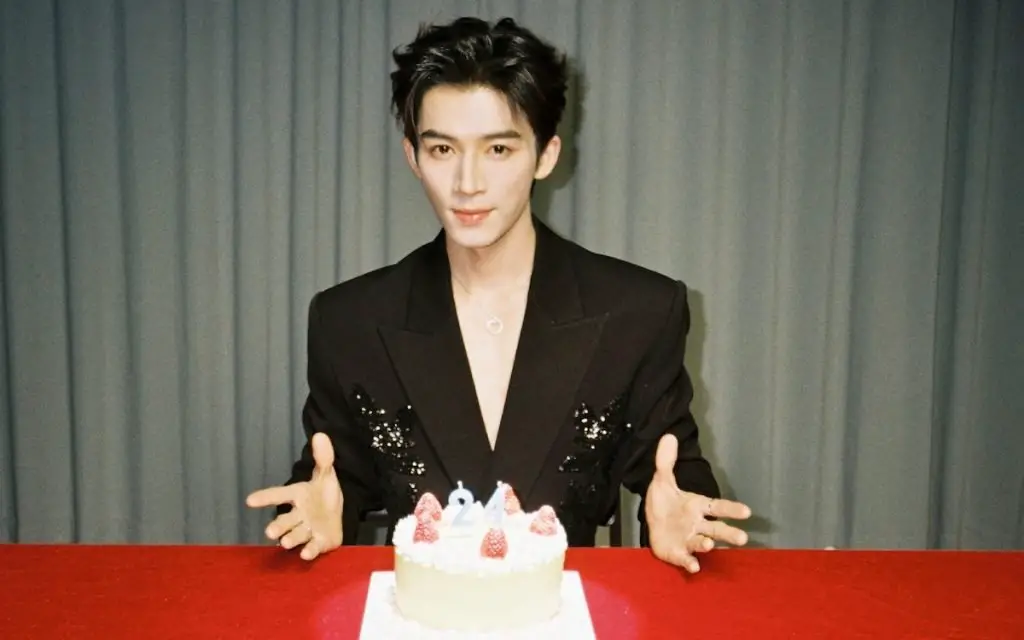 Wang Xingyue Surprises with a Now-Deleted Shirtless Late-Night Video