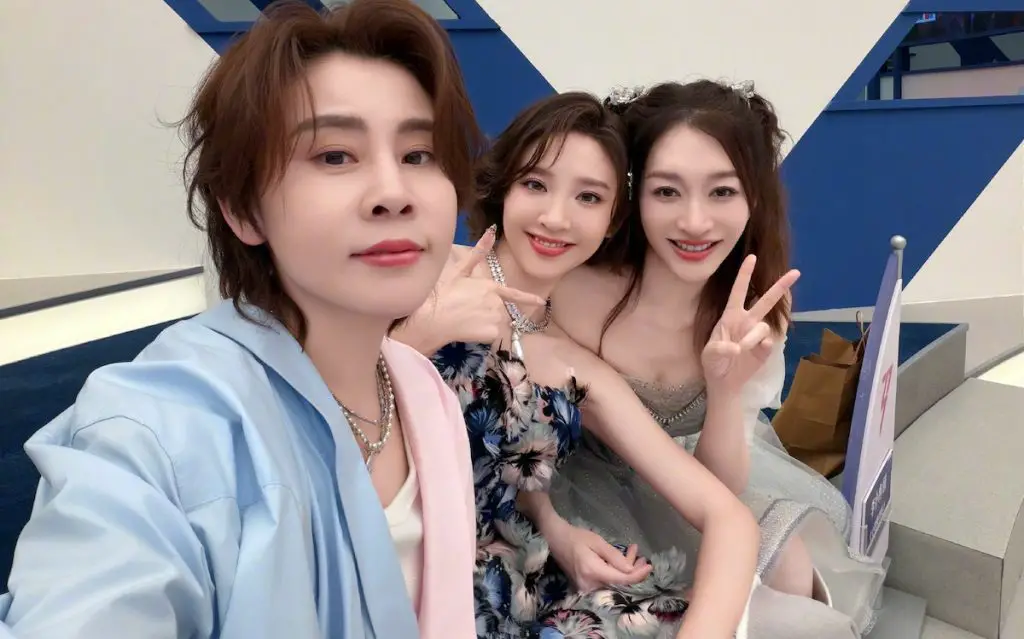Li Xiaoran, Wang Meng & Tang Yixin’s Stage Is So Off-Key It Went Viral in China