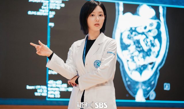 Kim Ji-won Still a Ratings Queen with Doctor X: Mafia in White
